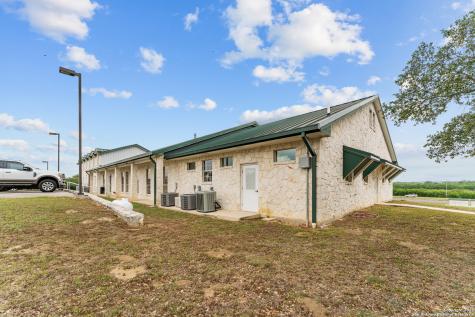 3586 Us Highway 181 N Floresville TX 78114