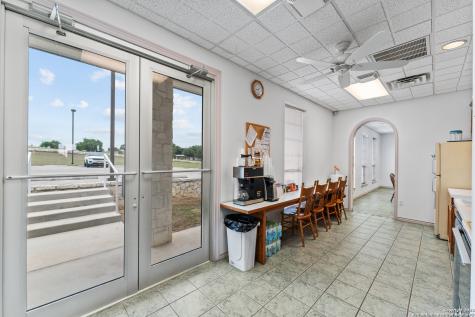 3586 Us Highway 181 N Floresville TX 78114