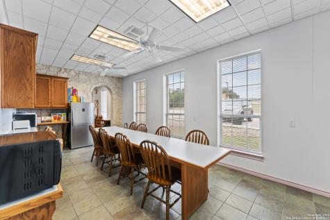 3586 Us Highway 181 N Floresville TX 78114