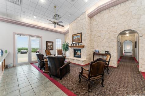3586 Us Highway 181 N Floresville TX 78114