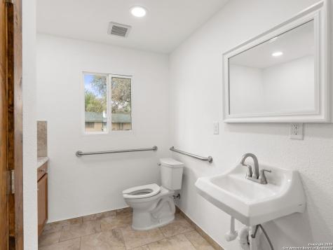 1026 W Oaklawn Street Pleasanton TX 78064