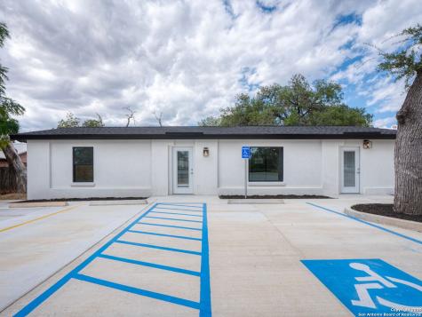 1026 W Oaklawn Street Pleasanton TX 78064