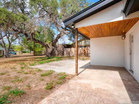 1026 W Oaklawn Street Pleasanton TX 78064