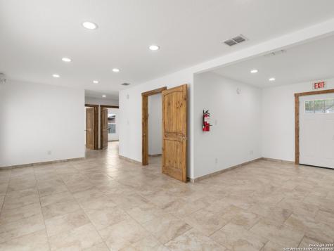1026 W Oaklawn Street Pleasanton TX 78064