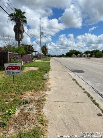 1213 N Harborth Three Rivers TX 78071