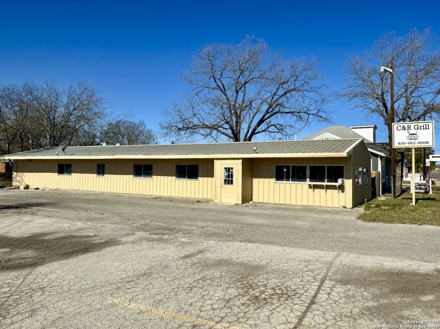 201 1/2 W Hondo Devine TX 78016