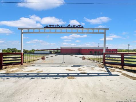 6411 E Highway 90 Knippa TX 78870