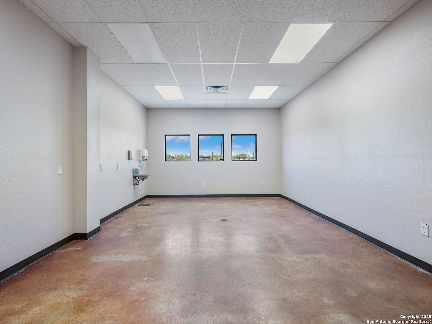 6411 E Highway 90 Knippa TX 78870