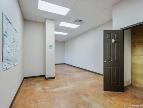 6411 E Highway 90 Knippa TX 78870