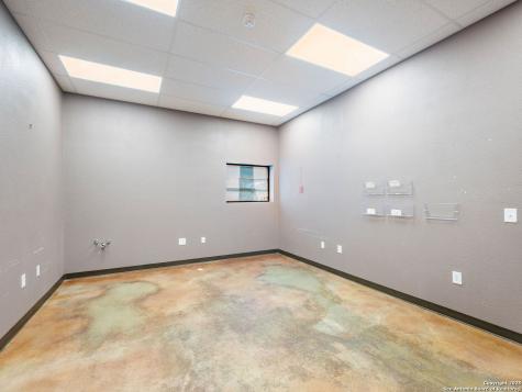 6411 E Highway 90 Knippa TX 78870