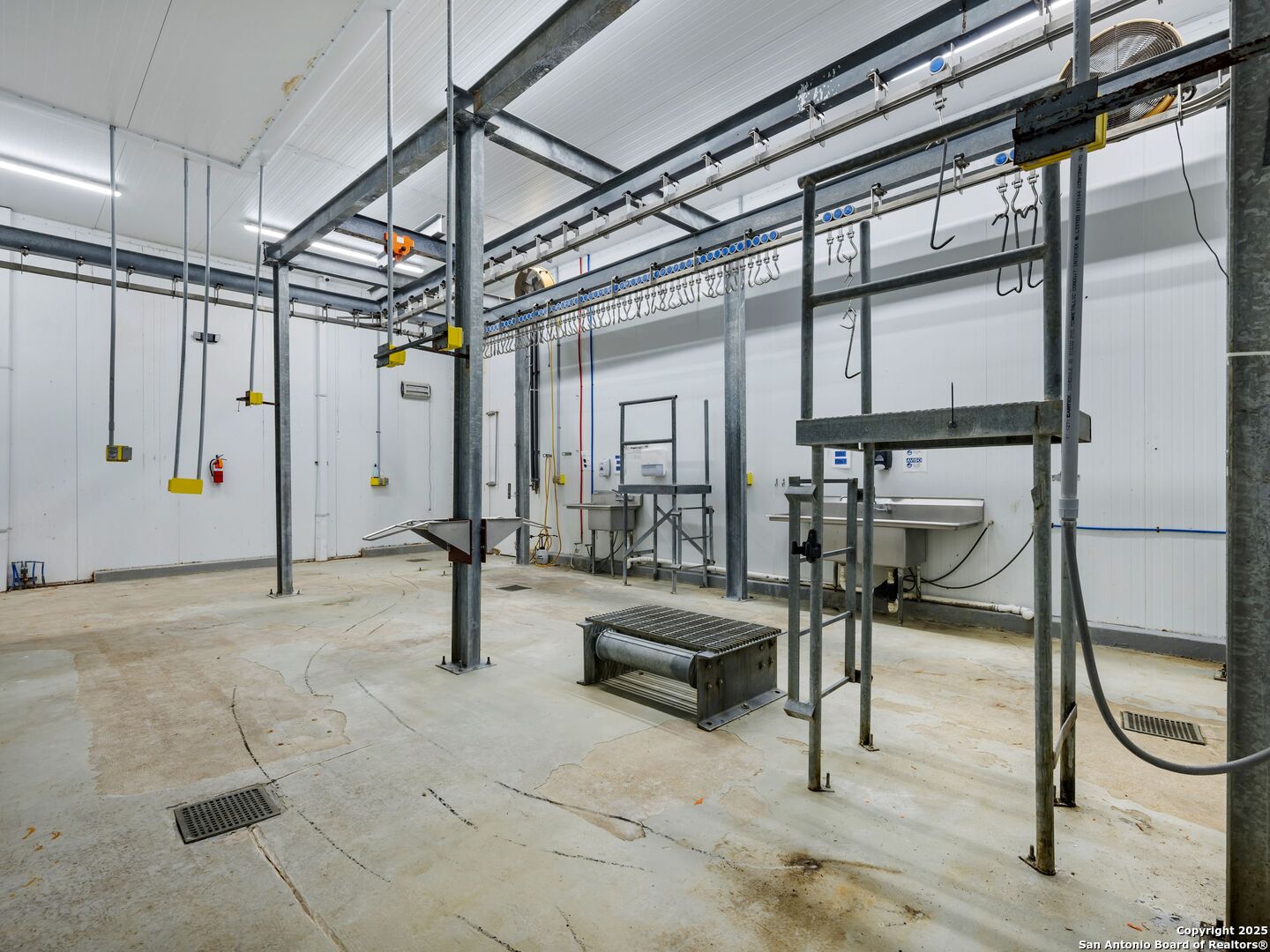 6411 E Highway 90 Knippa TX 78870