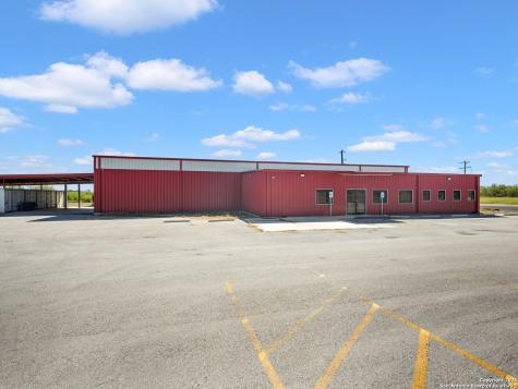 6411 E Highway 90 Knippa TX 78870