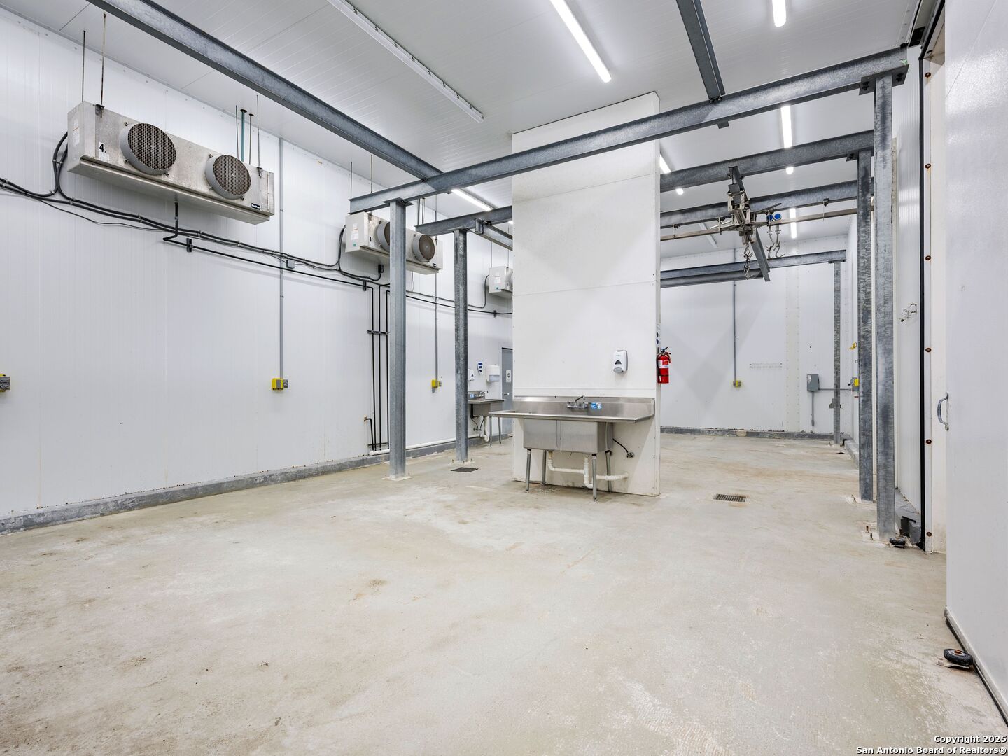 6411 E Highway 90 Knippa TX 78870