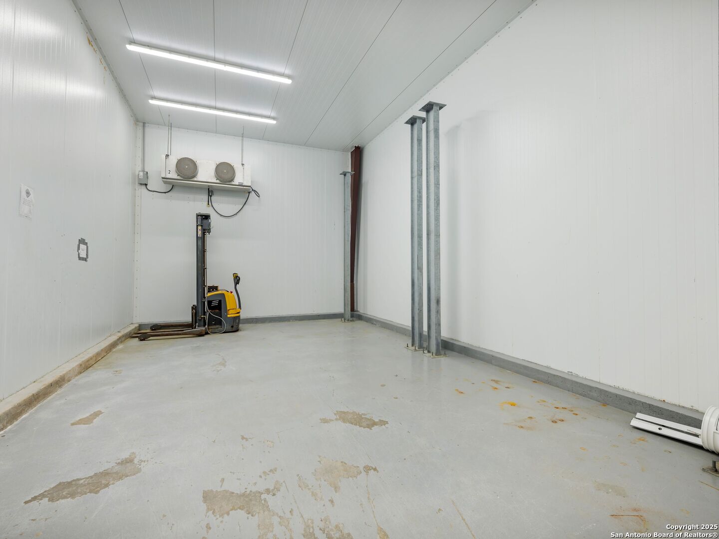 6411 E Highway 90 Knippa TX 78870