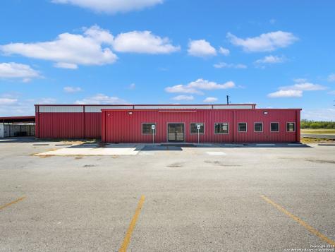 6411 E Highway 90 Knippa TX 78870