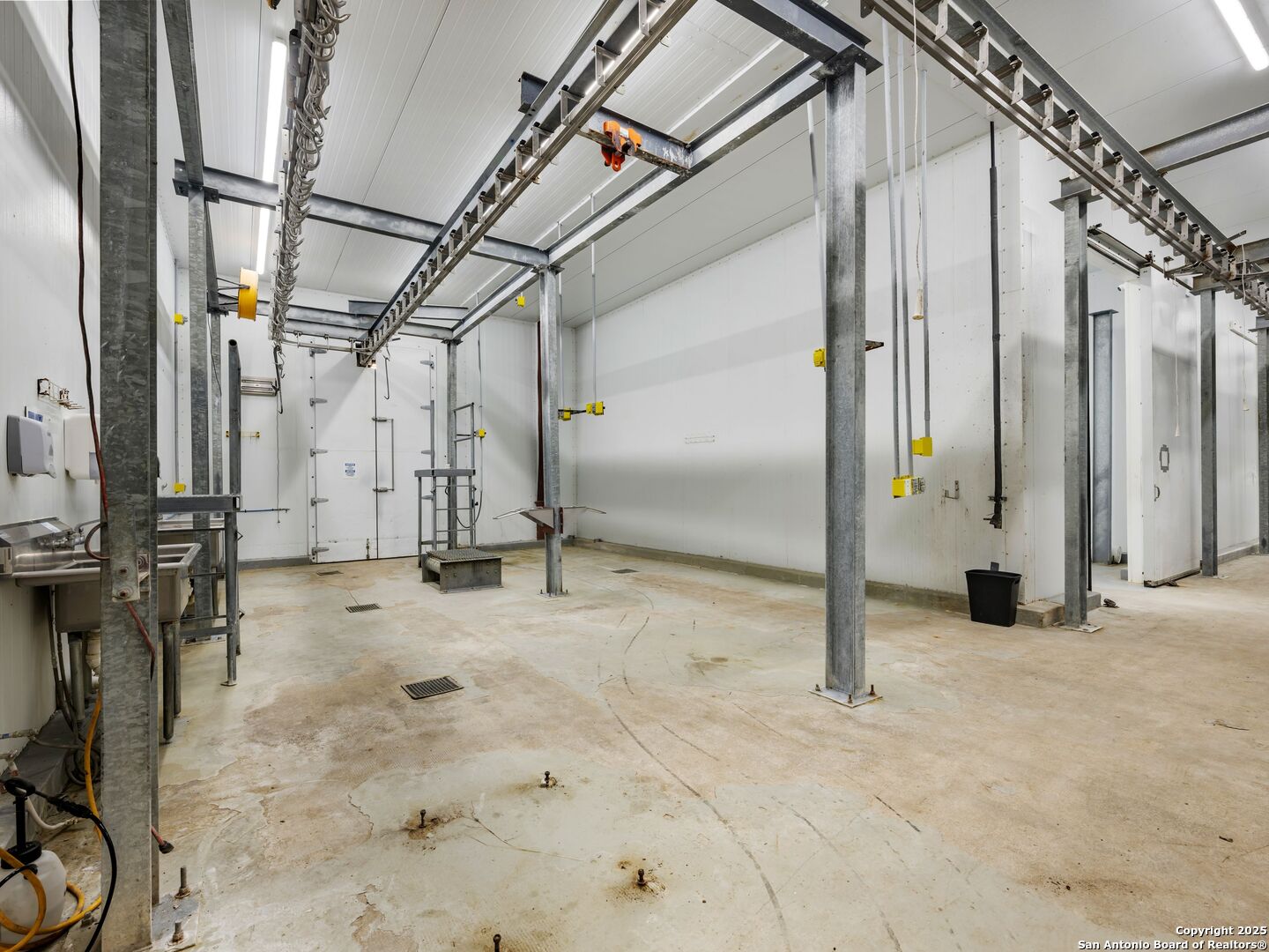 6411 E Highway 90 Knippa TX 78870