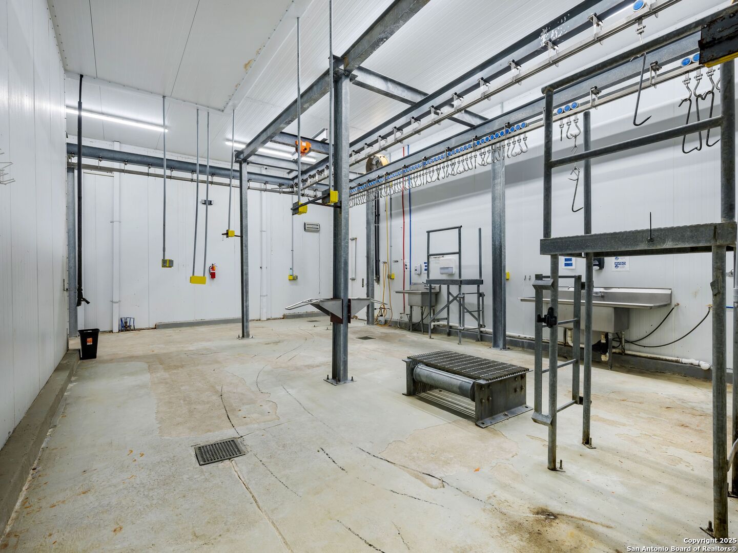 6411 E Highway 90 Knippa TX 78870