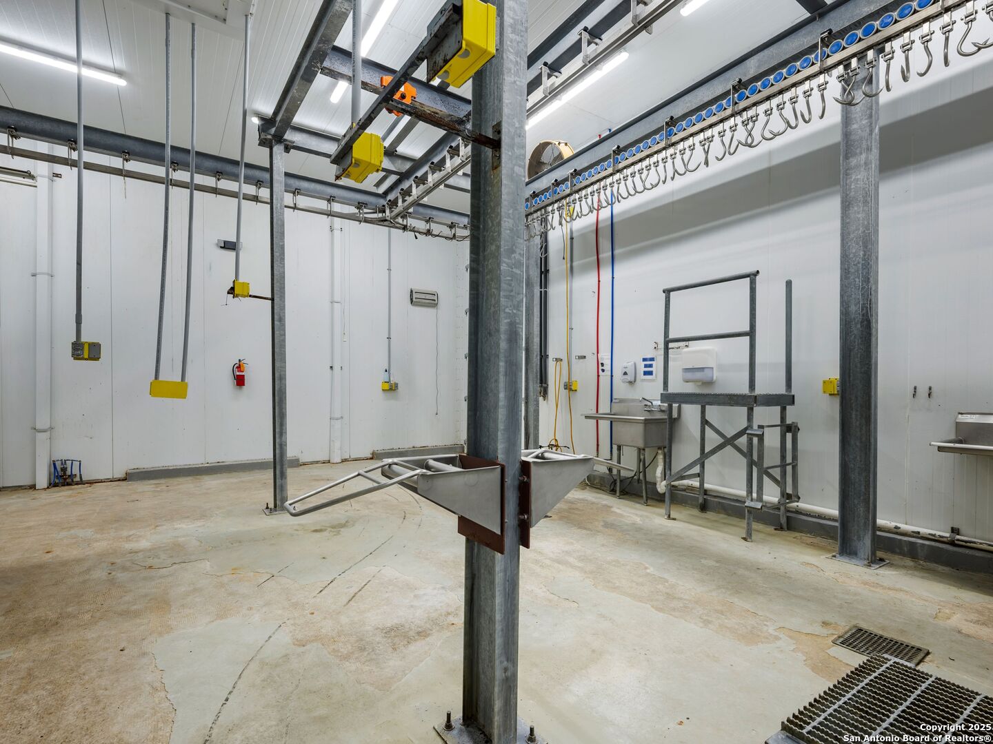 6411 E Highway 90 Knippa TX 78870