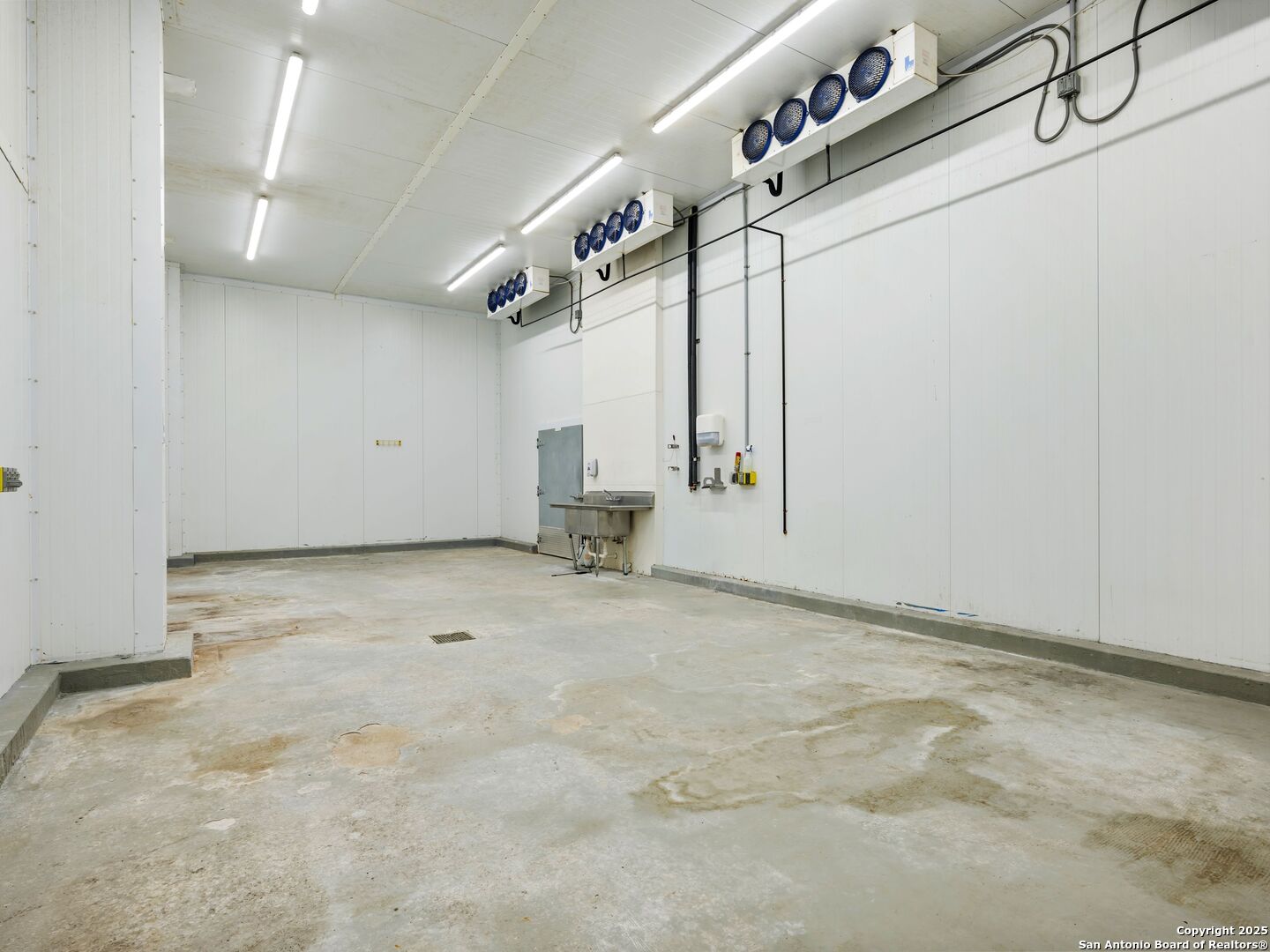 6411 E Highway 90 Knippa TX 78870