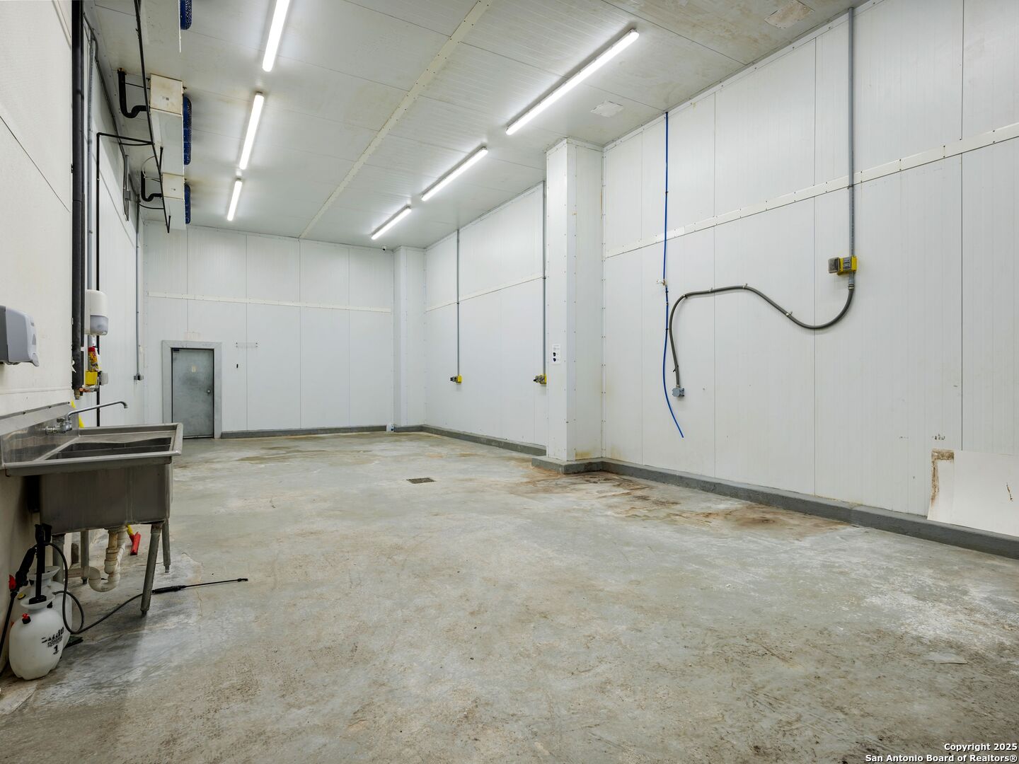 6411 E Highway 90 Knippa TX 78870