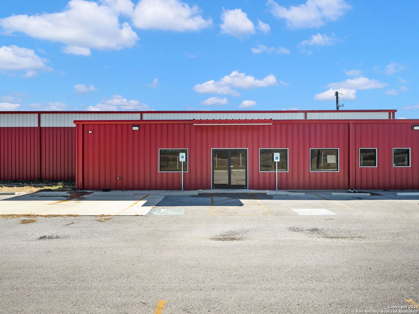 6411 E Highway 90 Knippa TX 78870