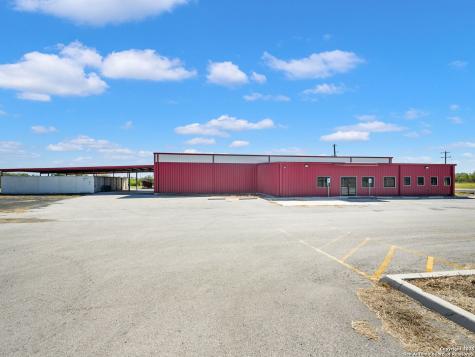 6411 E Highway 90 Knippa TX 78870