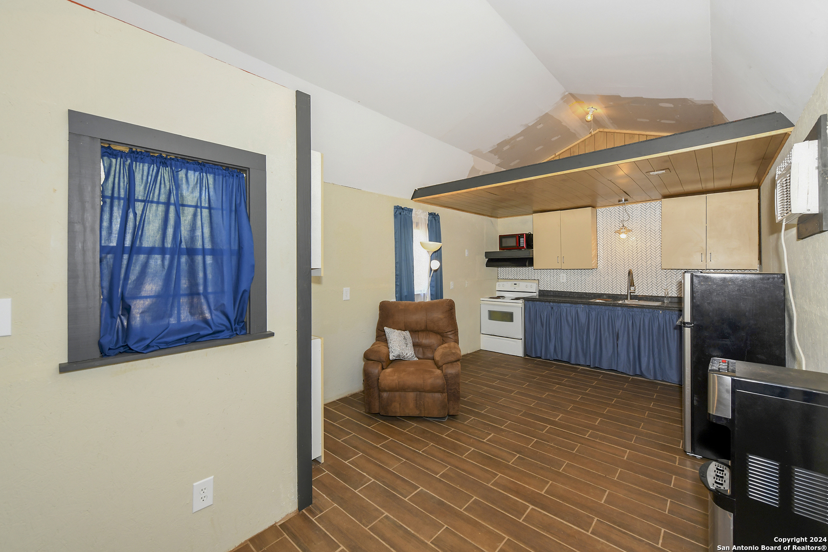 800 County Road 4670 Dilley TX 78017