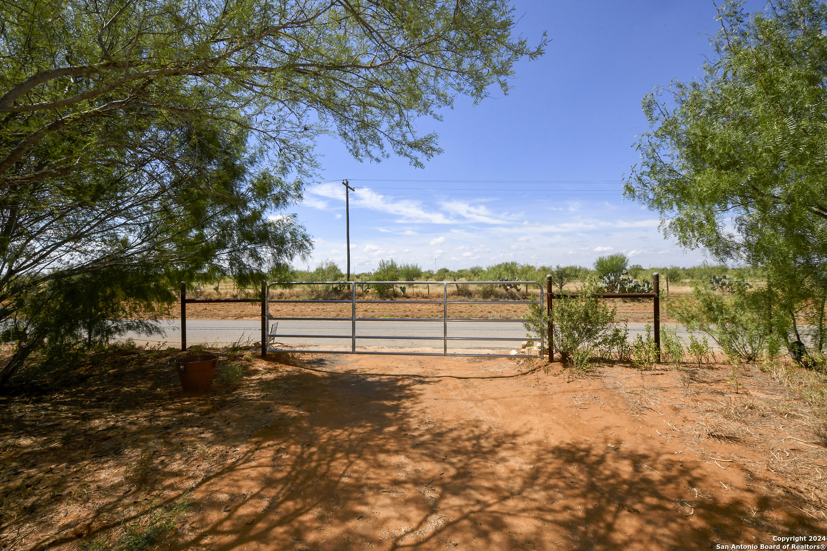 800 County Road 4670 Dilley TX 78017