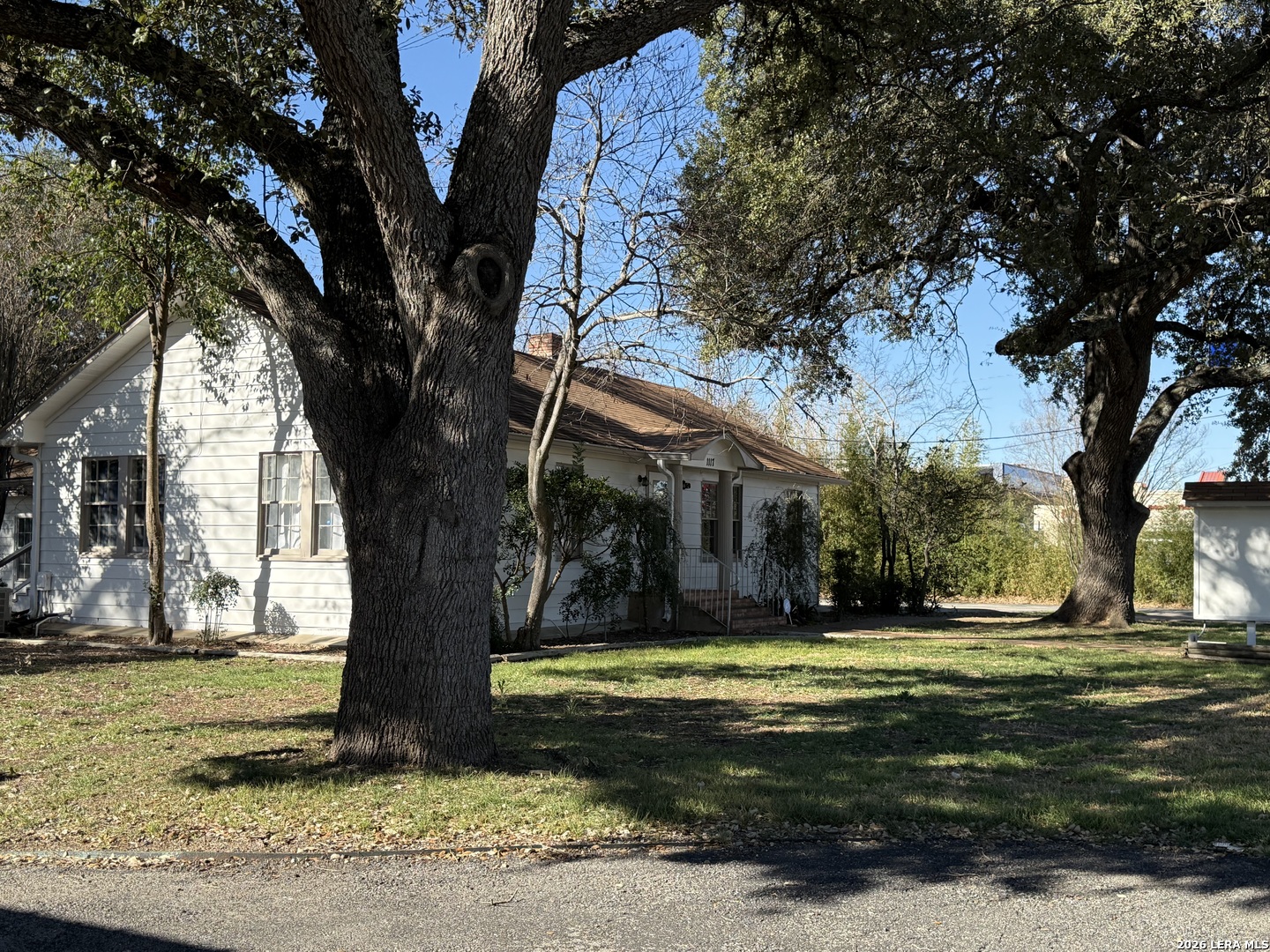 1117 E Court Seguin TX 78155