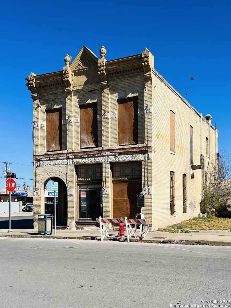 100&103 E Main Street Uvalde TX 78801