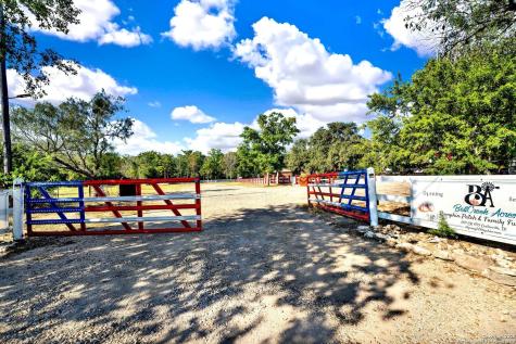 1877 County Road 4713 Lacoste TX 78039