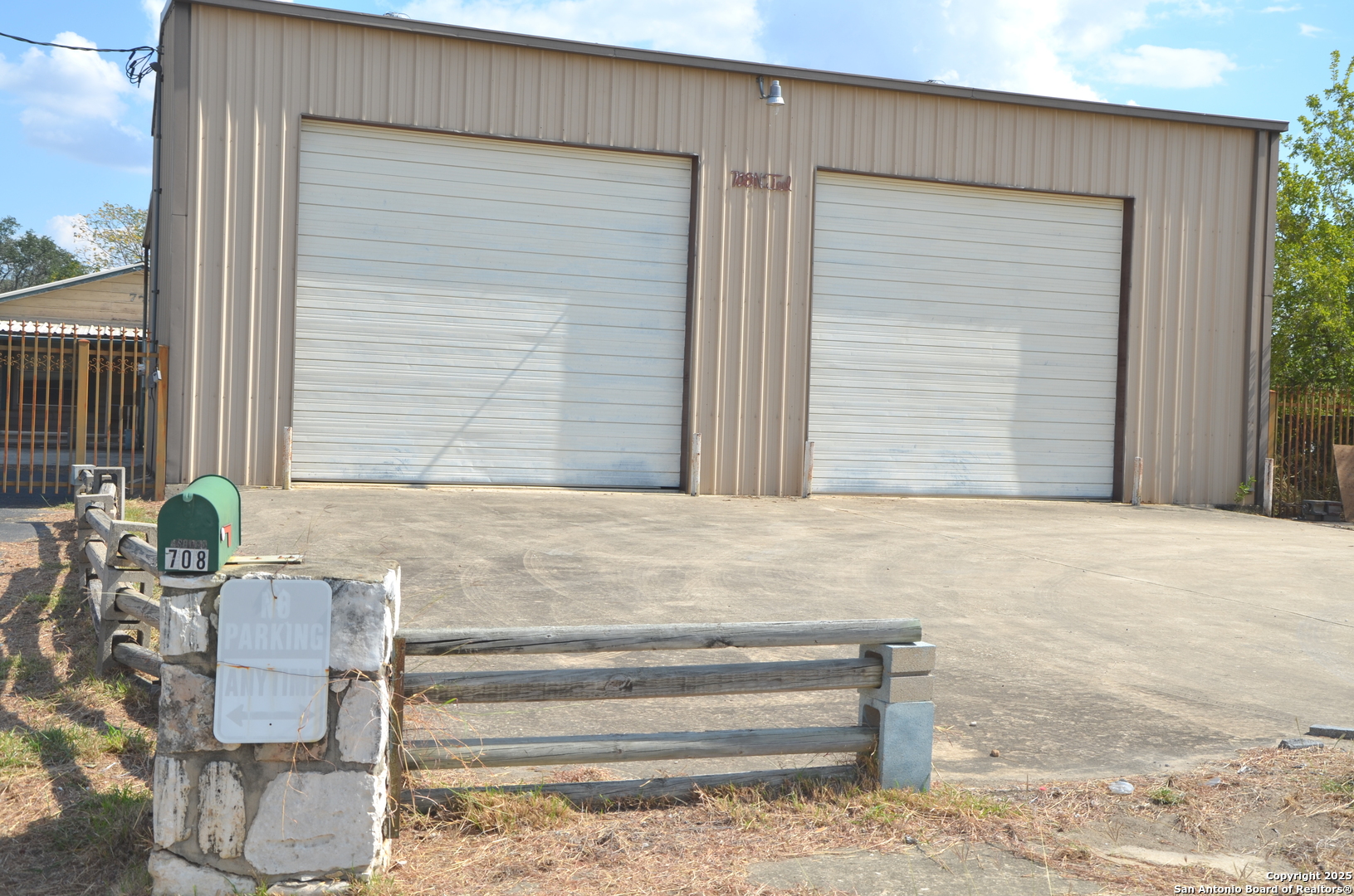 708 N Teel Devine TX 78016