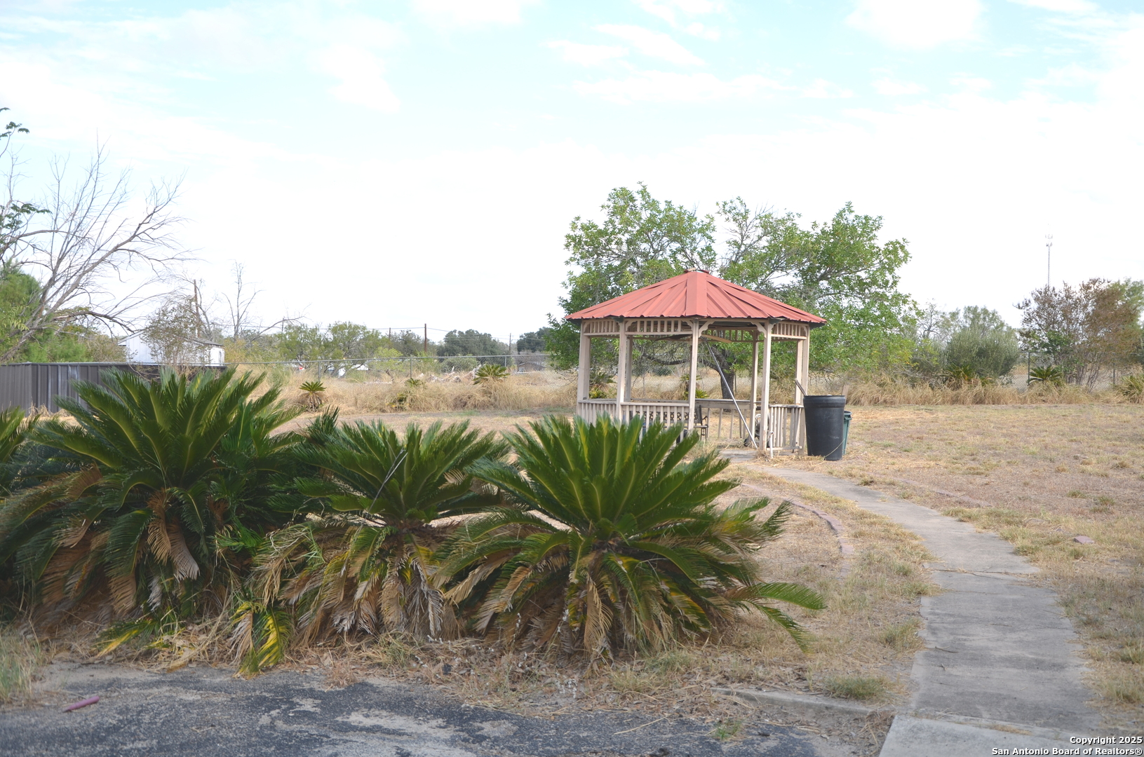 708 N Teel Devine TX 78016