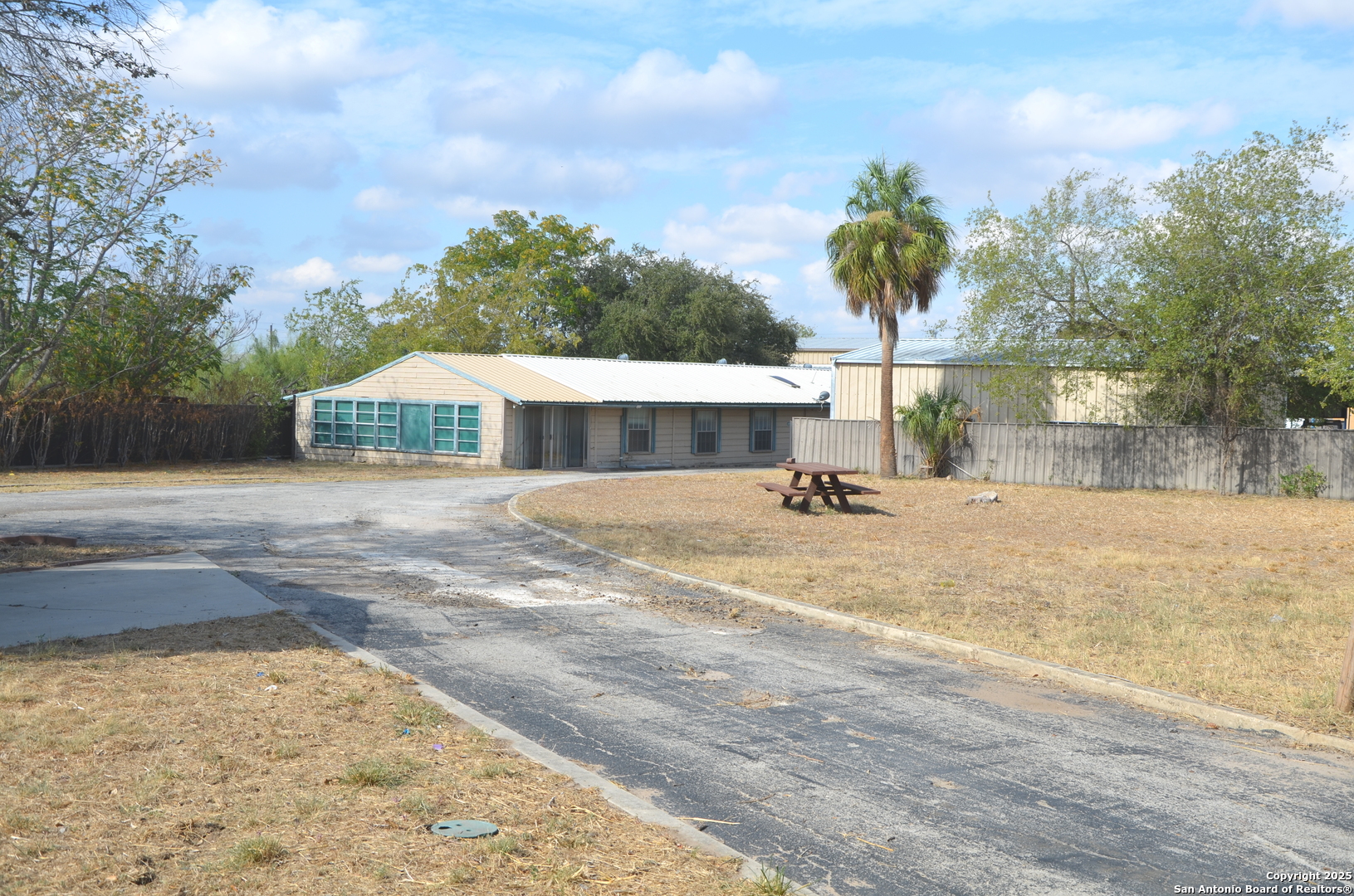 708 N Teel Devine TX 78016