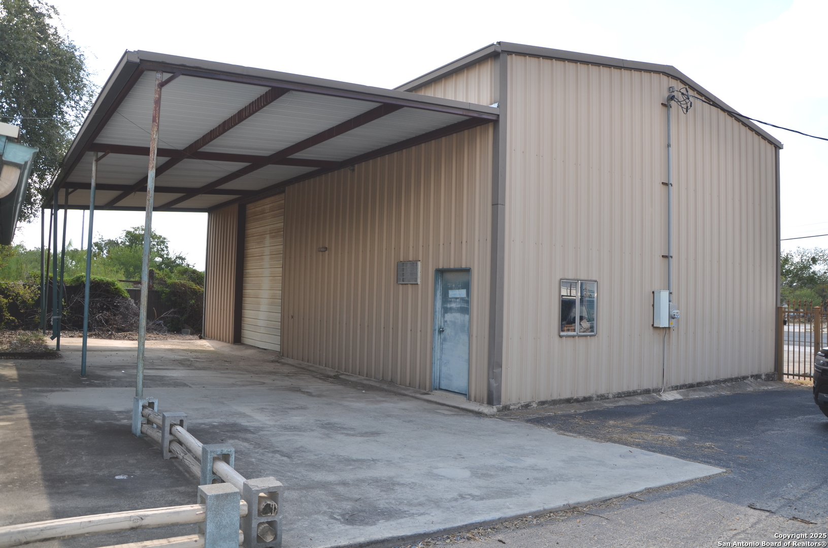 708 N Teel Devine TX 78016