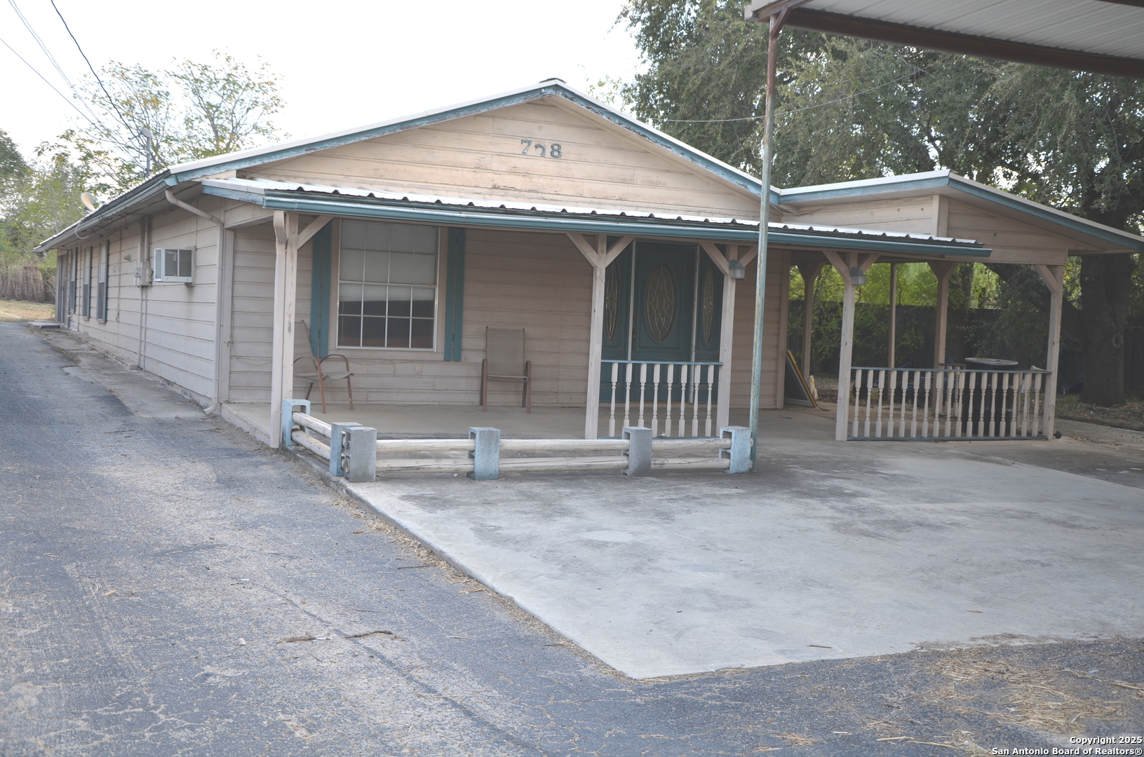 708 N Teel Devine TX 78016