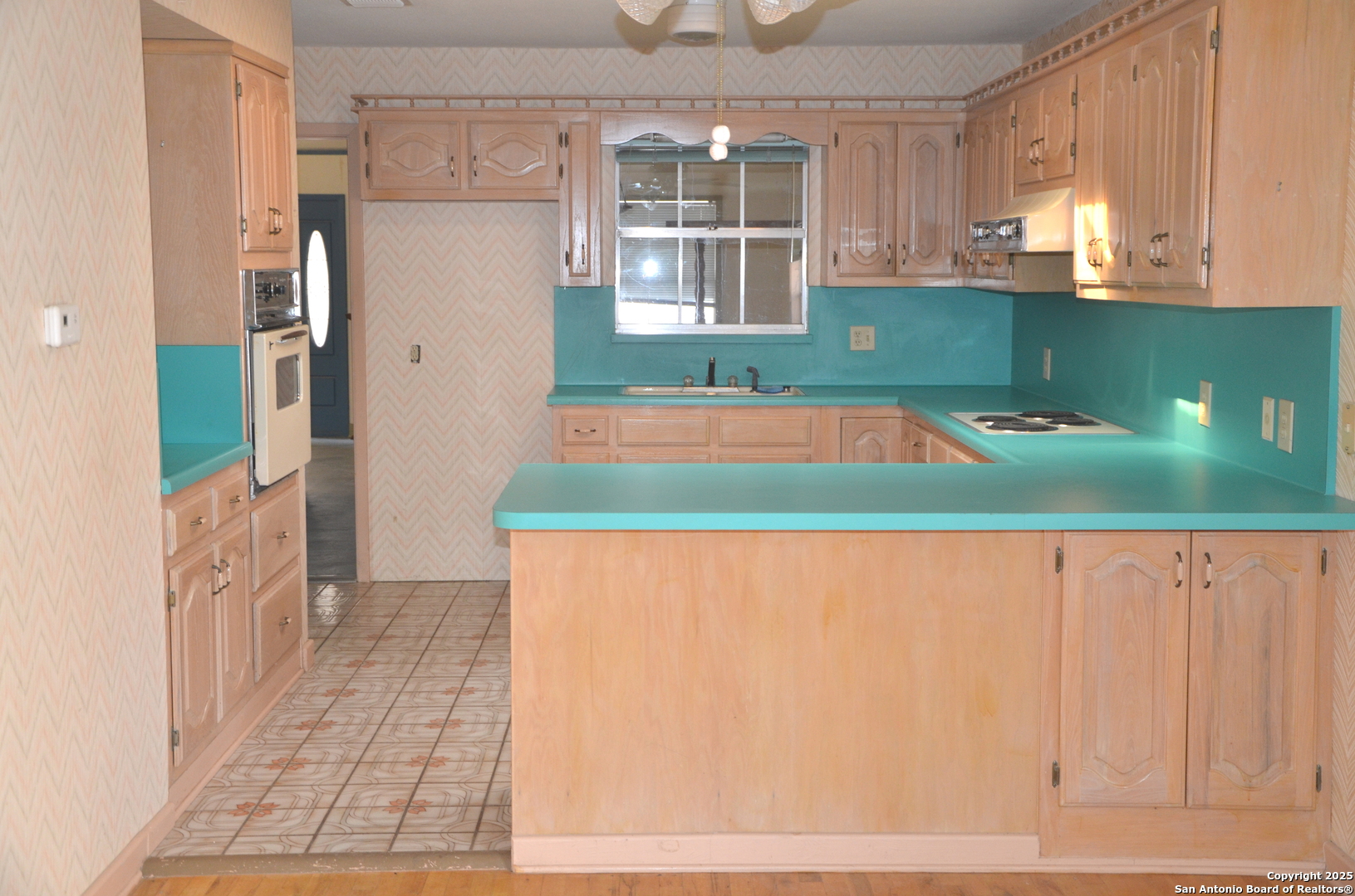 708 N Teel Devine TX 78016