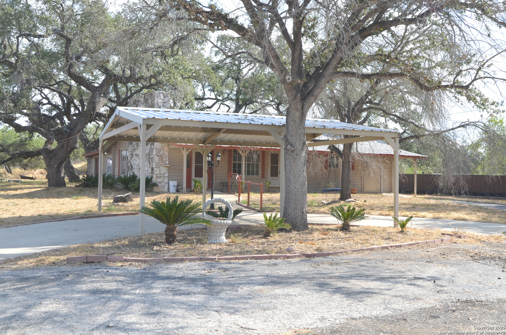 708 N Teel Devine TX 78016