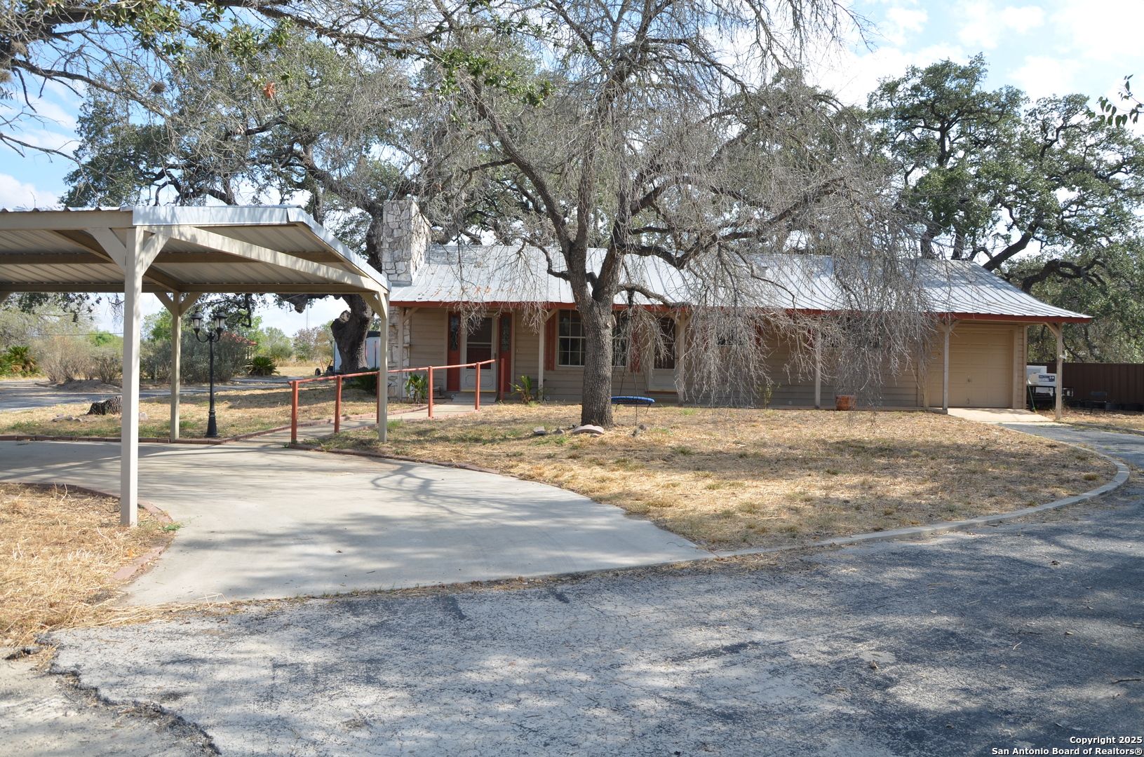 708 N Teel Devine TX 78016