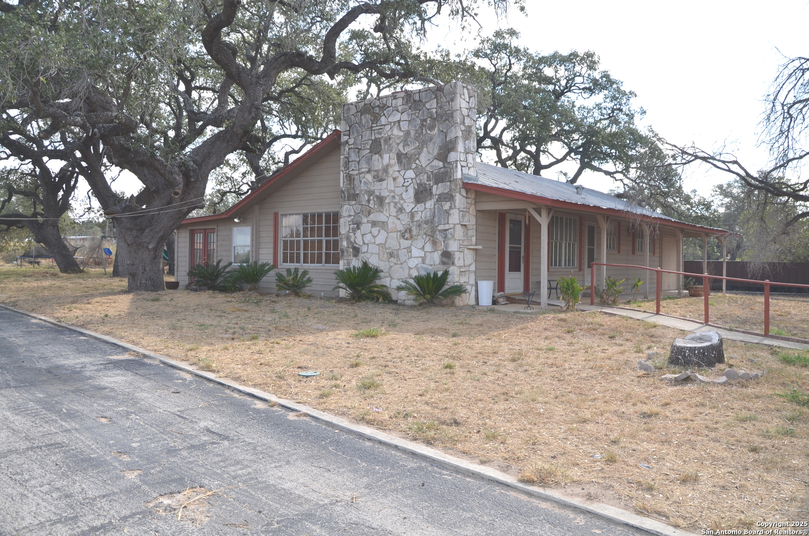 708 N Teel Devine TX 78016