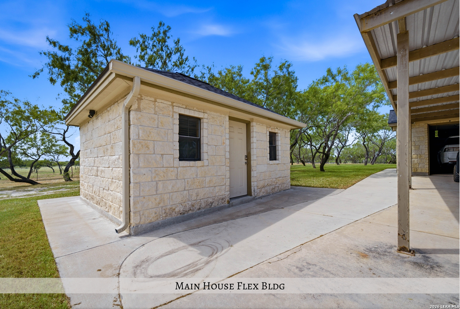 1958 County Road 237 Falls City TX 78113