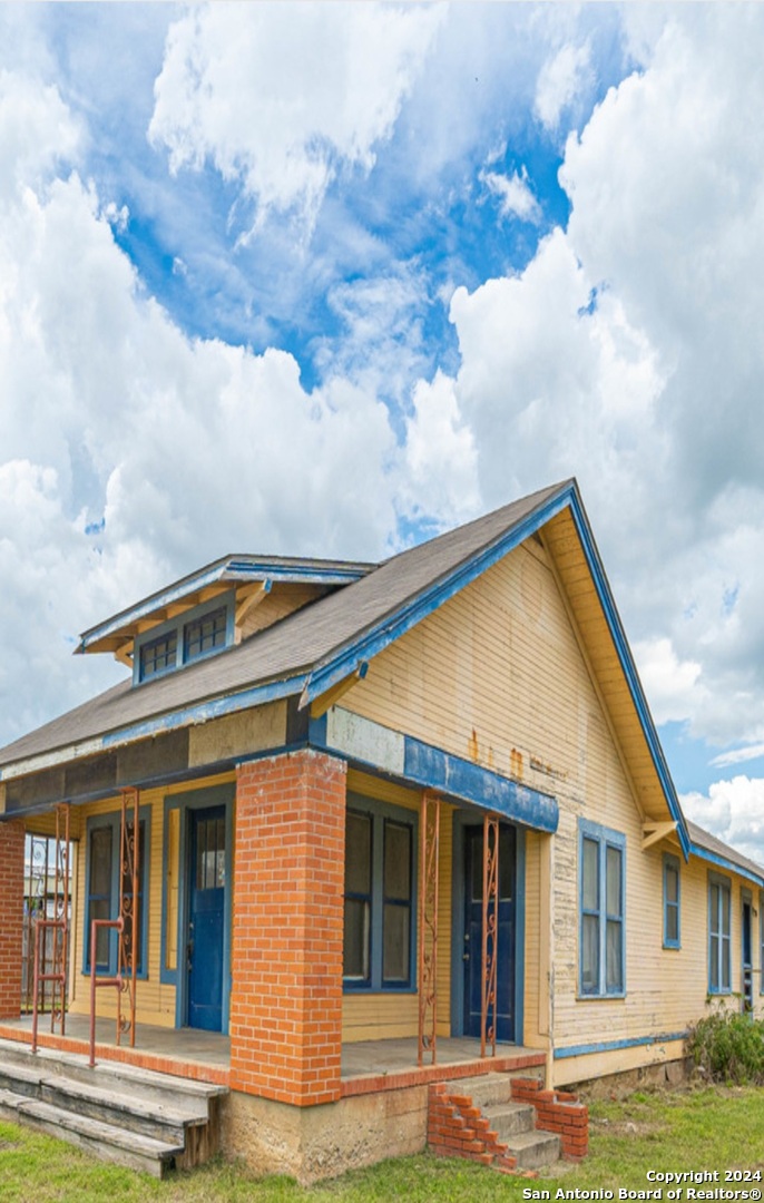 117 S Storts Poth TX 78147