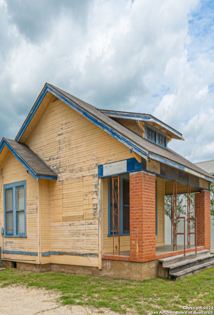 117 S Storts Poth TX 78147