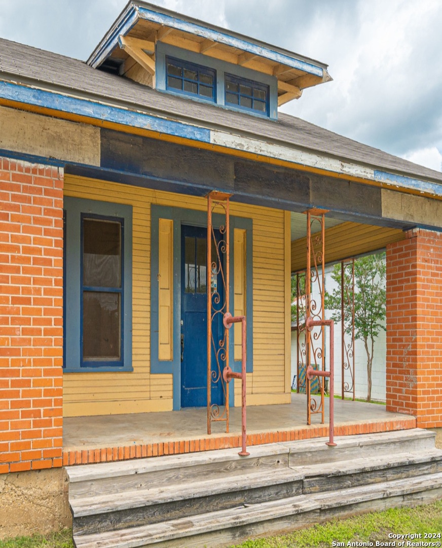 117 S Storts Poth TX 78147