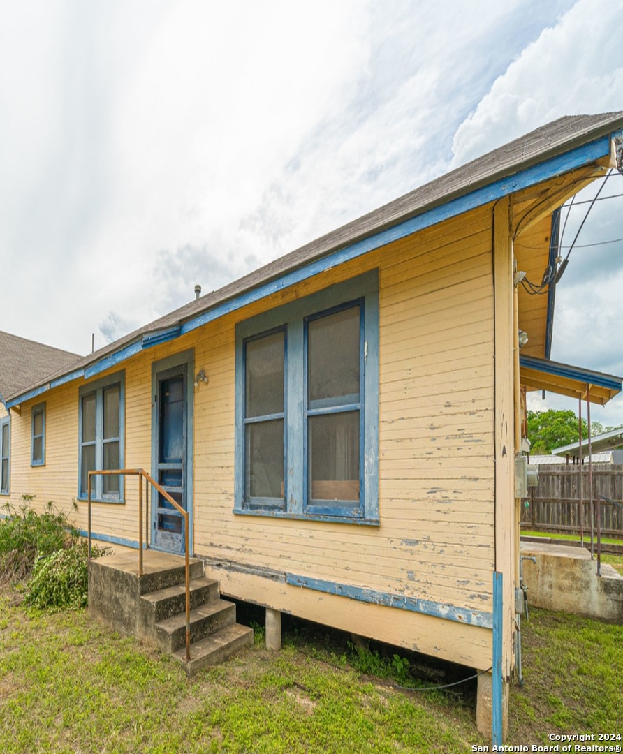 117 S Storts Poth TX 78147