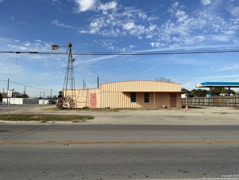 204 E Central Avenue Nixon TX 78140