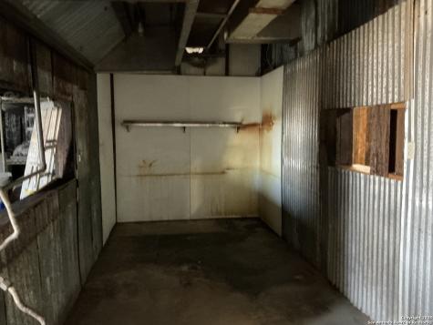 204 E Central Avenue Nixon TX 78140