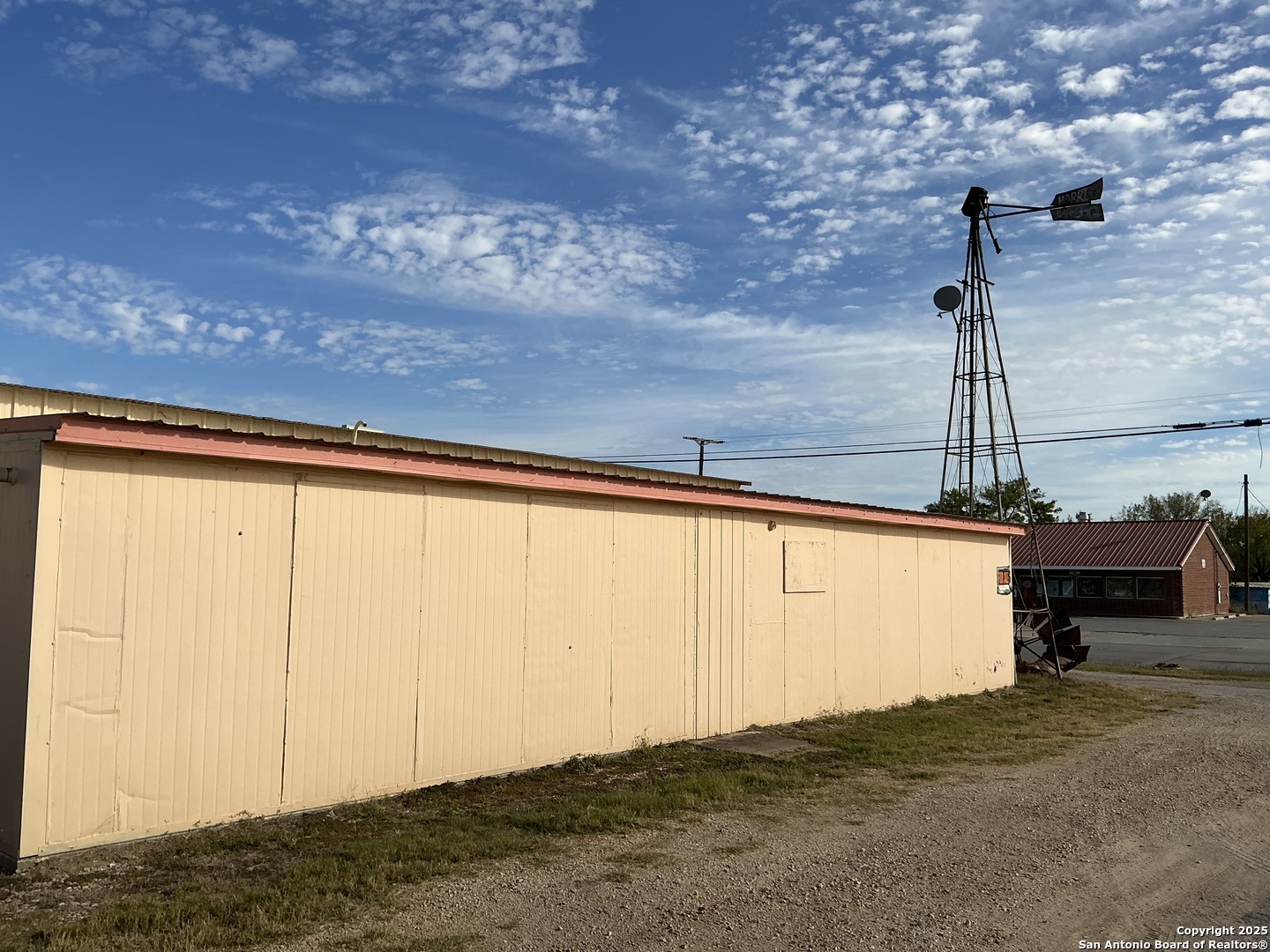 204 E Central Avenue Nixon TX 78140