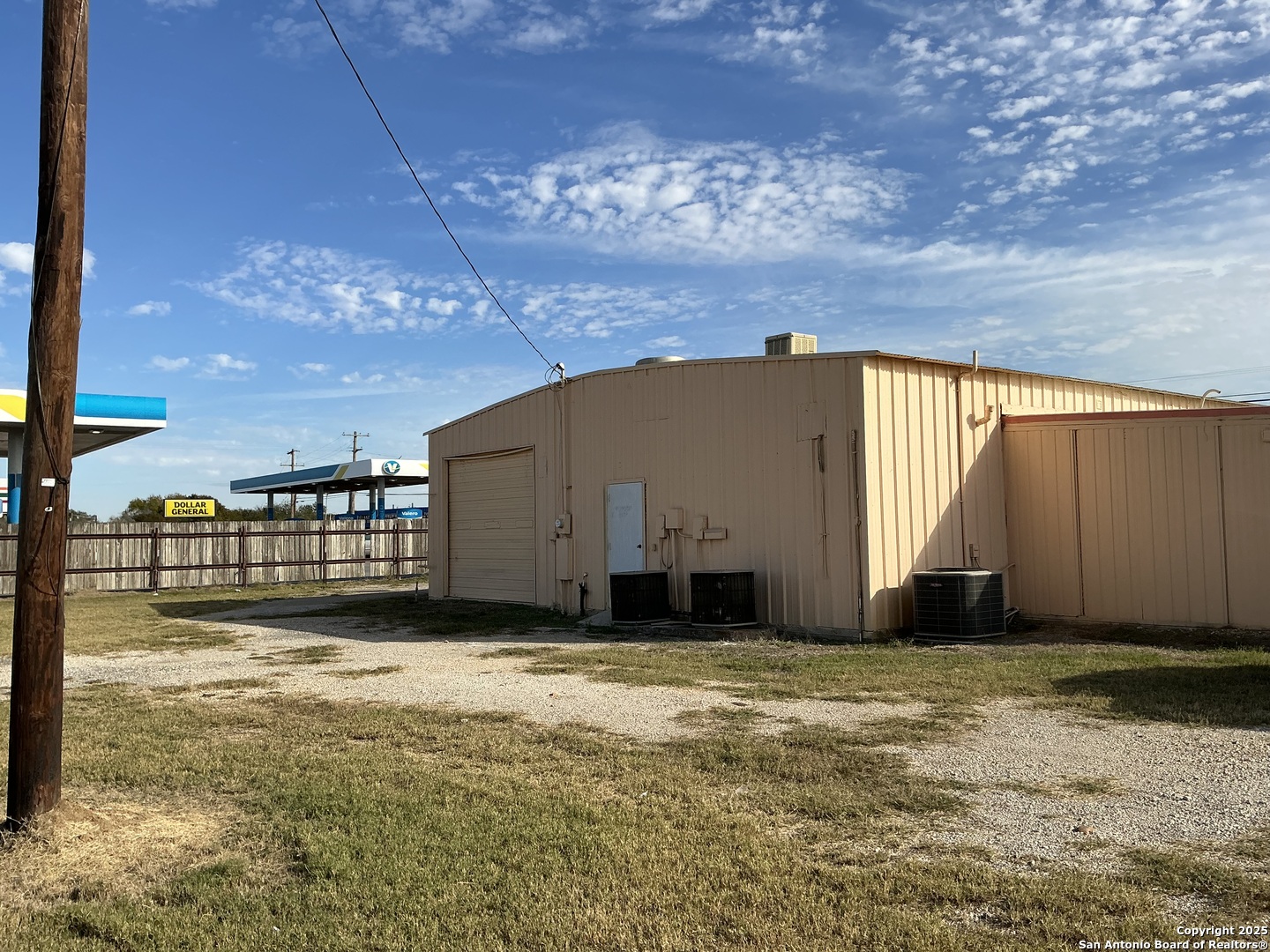 204 E Central Avenue Nixon TX 78140