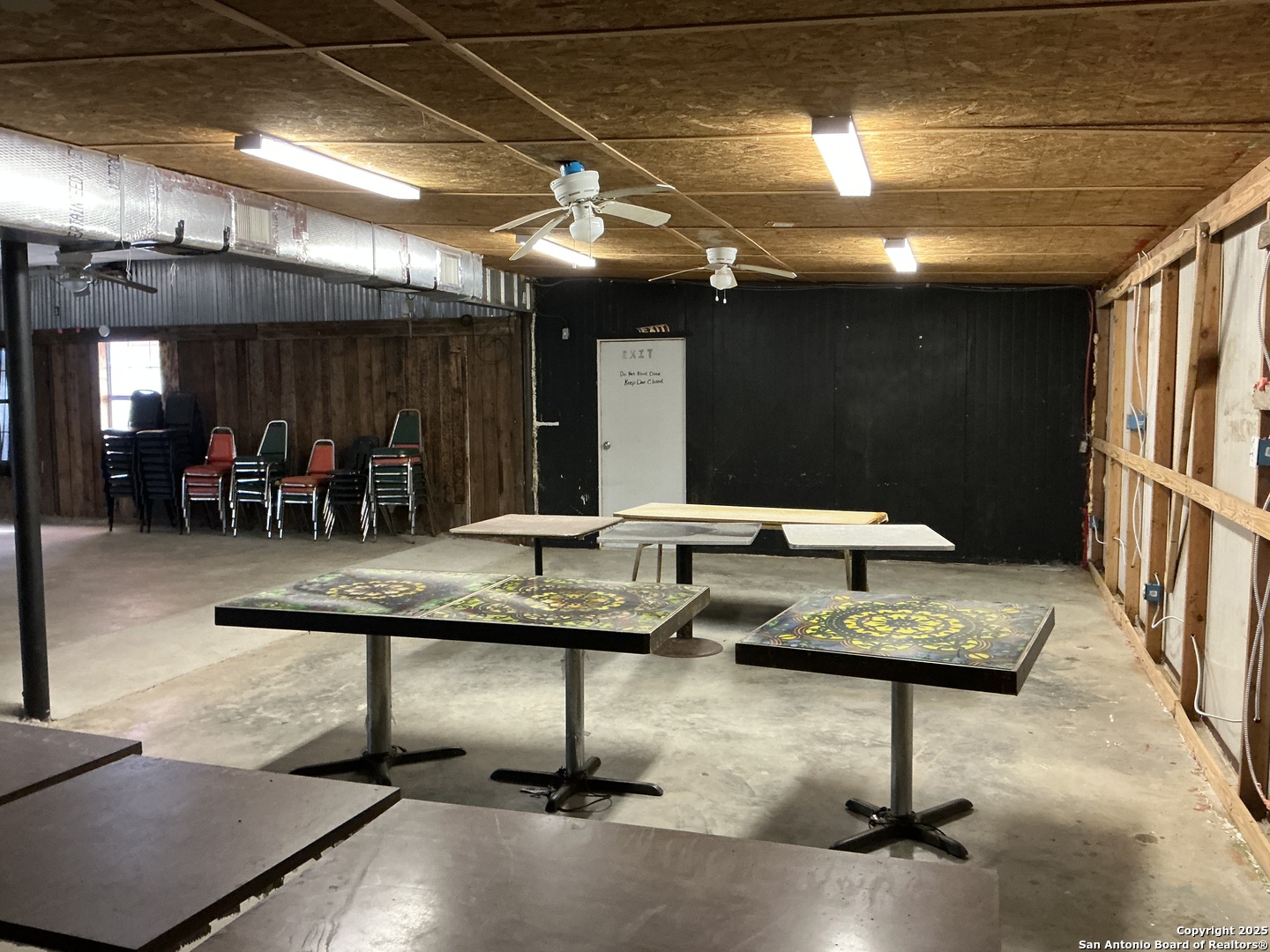 204 E Central Avenue Nixon TX 78140